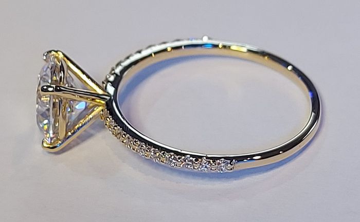 14k Gold ring with 2.07 ct Lab-Grown Diamond, 1.87ct main lab-diamond cerified by IGI and Laser inscripted Ideal cut!