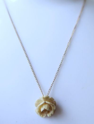 Vintage Dainty Flower Pendant Necklace 1/20 12K Gold Plated . length 16"