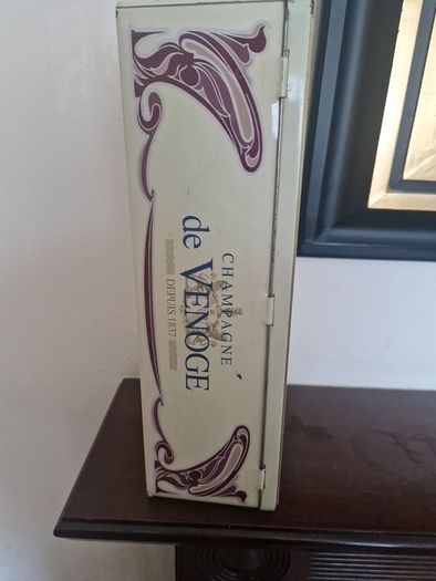 champagne tin