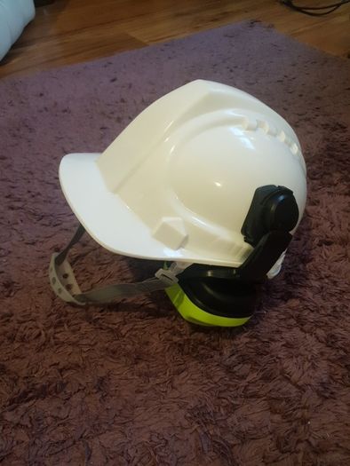 Builder 's helmet ,with ear defenders