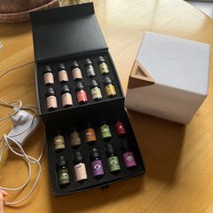 Essential oil diffuser and essential oils set