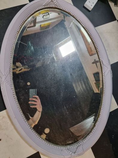 Oval mirror with fluted frame for collection