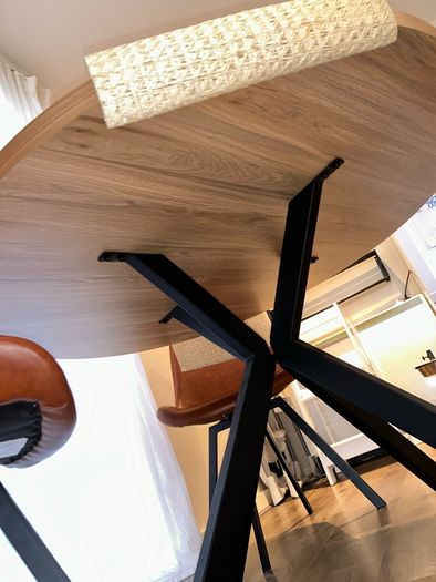 round dining table