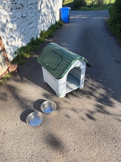 Dog Kennel @ Feeding Bowls (2)