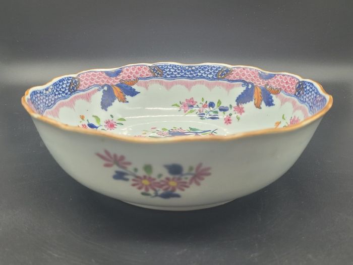 Chinese 18th / 19th Century Famille Rose Export Bowl