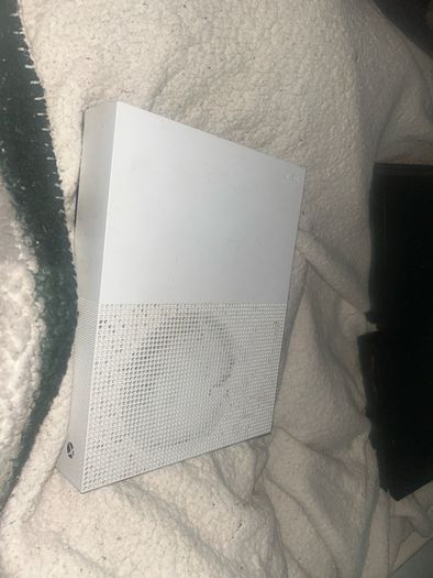 Selling 2 ps4 2 xbox 1's and a wheel set