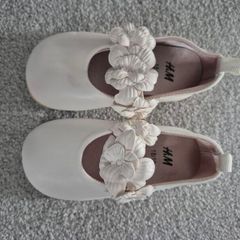H&M Applique Ballet Pumps in White, Size 12-18 months.