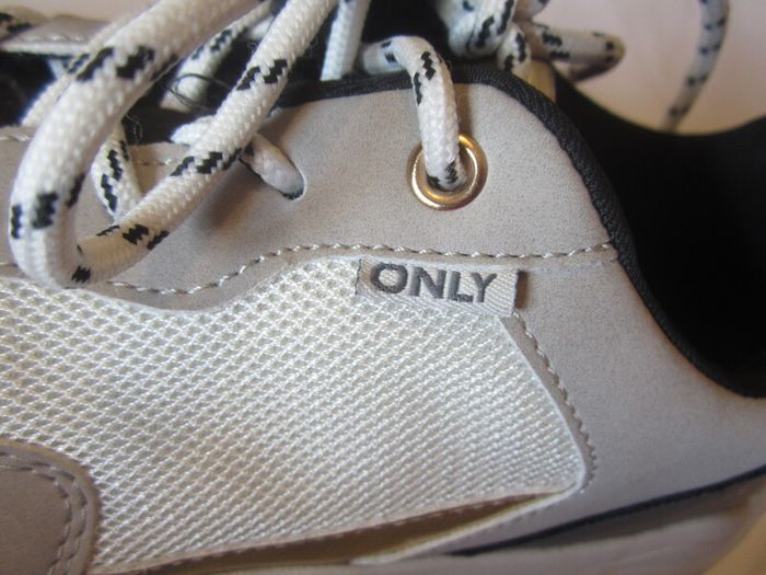 Fashion trainers     size 4