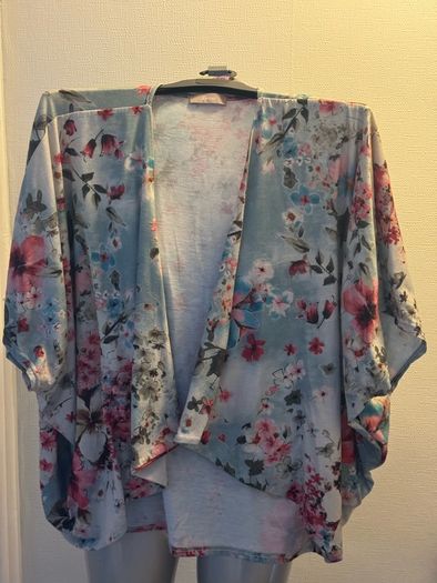 A/wear floral cover up kimono size S/M would fit up to size UK16 EU44 Postage included