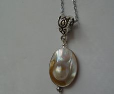 Mother of Pearl pendant, Jewellery, Necklace, Gift. Pearl.