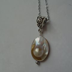 Mother of Pearl pendant, Jewellery, Necklace, Gift. Pearl.