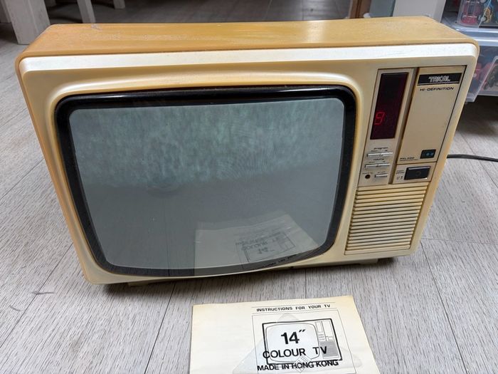 Vintage PXL 200 14-Inch Colour CRT TV With Manual & RF Modulator