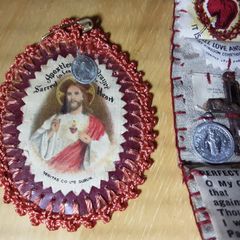 three vintage collectable religious items (n), tub 3