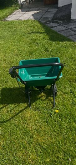 grass seed and fertilizer spreader