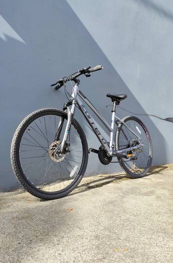 Hybrid bike - Unisex, like new
