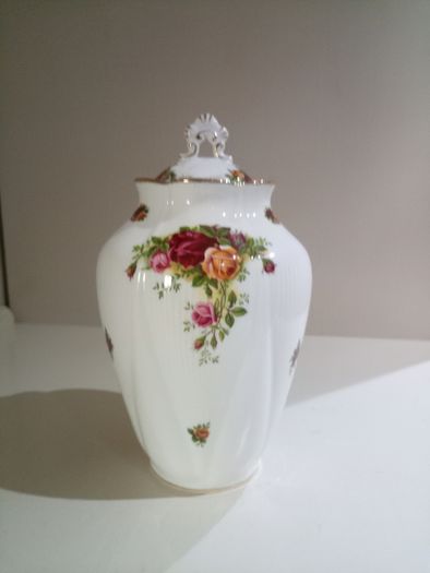 CHELSEA VASE 22cm 8.75" Royal Albert Old Country Roses Bone China