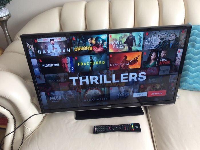 JVC 32 inch LED SMART Television with USB, 2 HDMI, Scart, WIFI connectivity in Perfect Condition