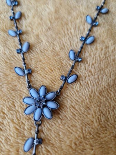 Avon Necklace and earrings set