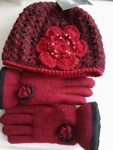 New hat and gloves tag attached