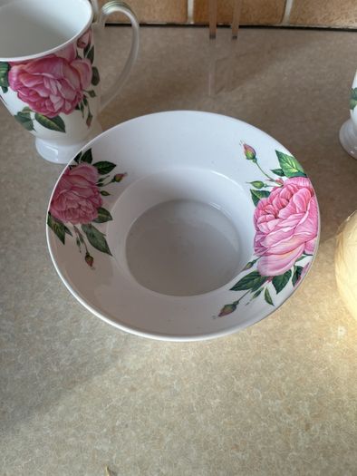 Newbridge Home Rose 5 Unused Mugs & Matching Candle Holdrr