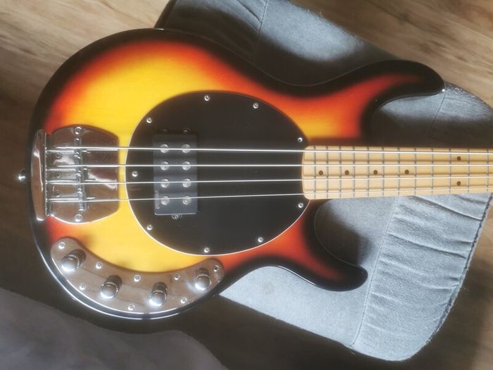 vintage reissue v96 bass