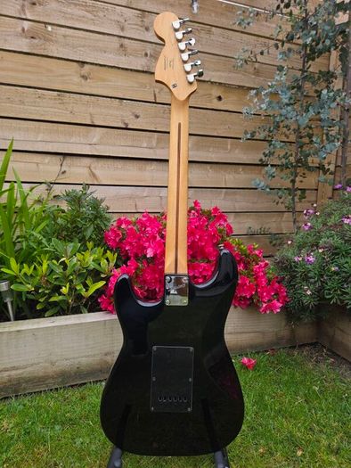Squier Standard Series Stratocaster - Black & Chrome Special Edition