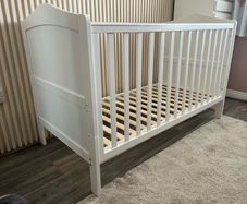 Cot bed newborn to 4 years