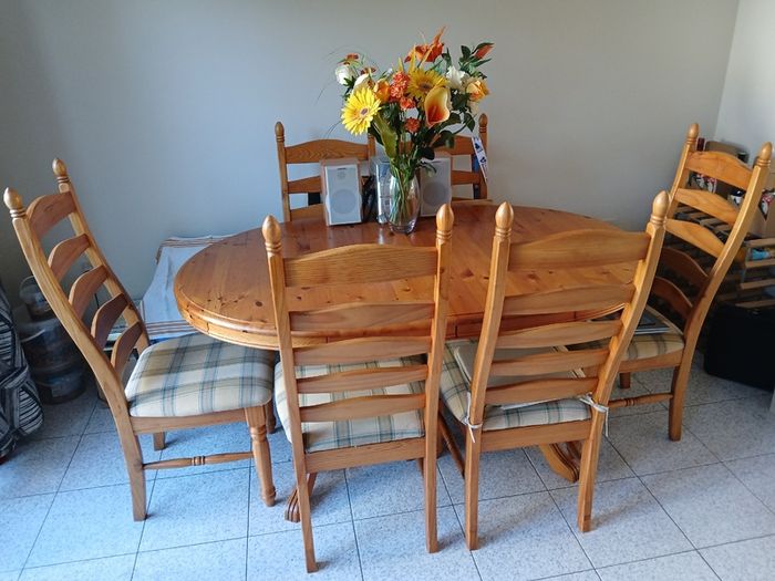 Dining table & 6 chairs