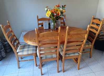 Dining table & 6 chairs