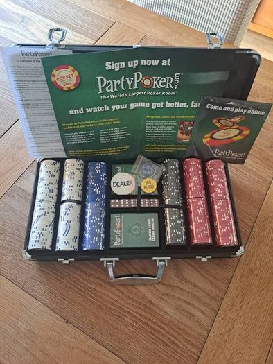 Texas Holdem Poker chips set with Aluminium case, 2 Desks cards, Dealer, Small blind, Big Blind buttoms, 5 Dice (300 pieces)