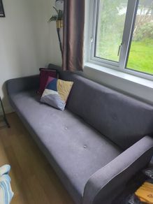 Futon pull out couch