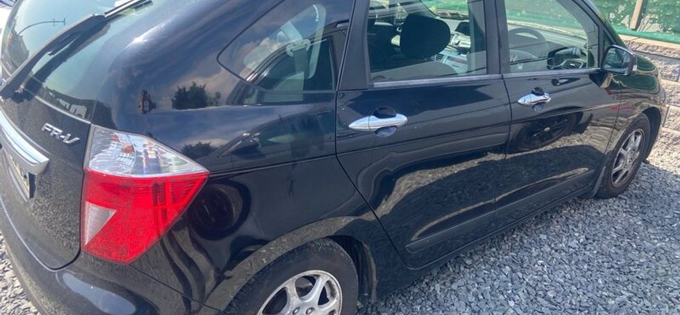 Luxury black Honda FR-V, NCT, 6 seats