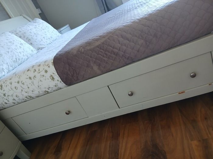 King Sleigh Bed matching lockers & chest of drawers