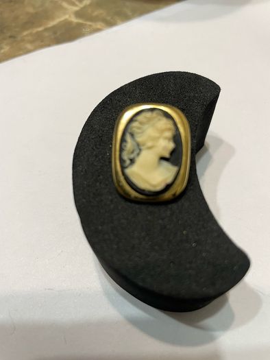 cameo brooch