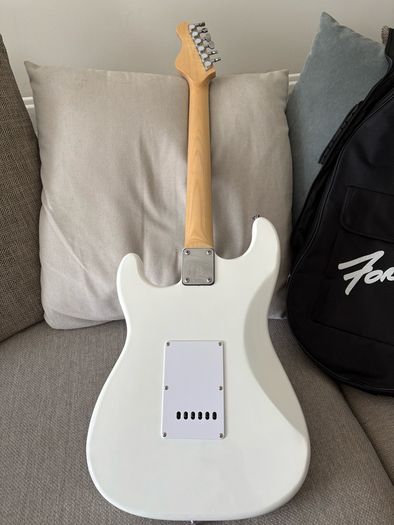 electric guitar for sale with carry case.