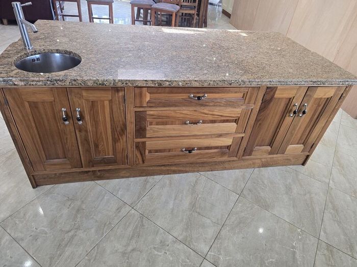 Luxury in-frame kitchen with granite worktops
