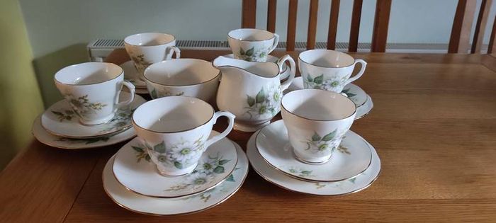 Vintage pretty Duchess Felicity 454 bone china