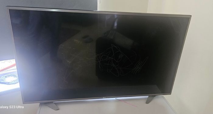 LG Tv 49"Broken