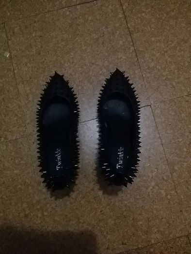Trendy spike black wedge