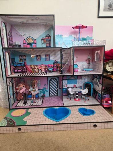 LOL Dolls house including Lol dolls and all furniture