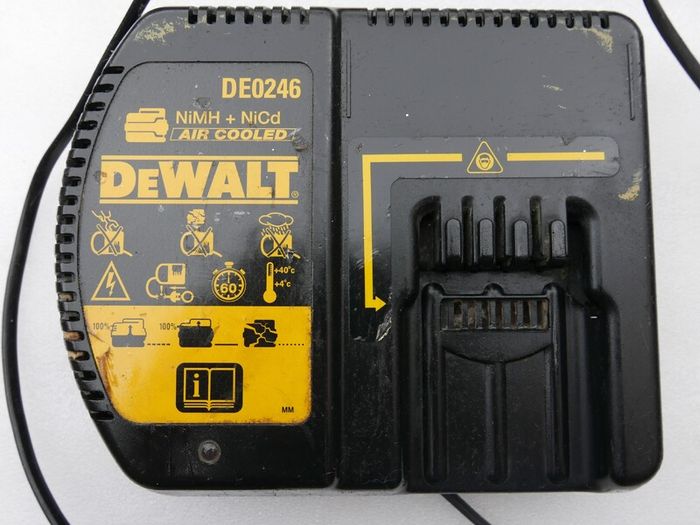 Genuine DeWalt / 24V Battery Charger DE0246 DE0245 N02