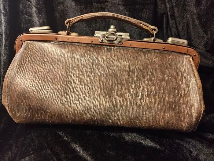 antique Gladstone doctors bag