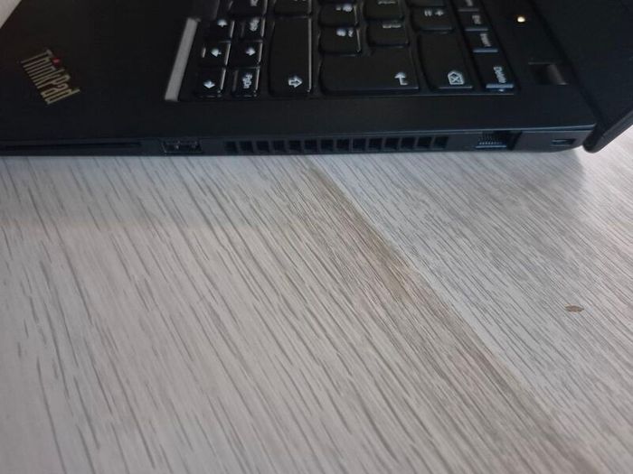 Lenovo Thinkpad T490,i5 8th gen,8gb, 256ssd, 14"FHD Screen, windows 11