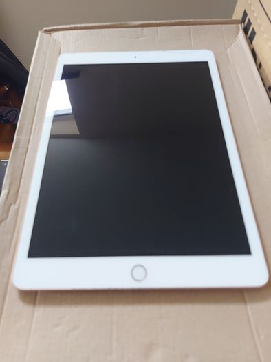 Apple iPad 8th generation a2270, not powering on, excellent cosmetic condition