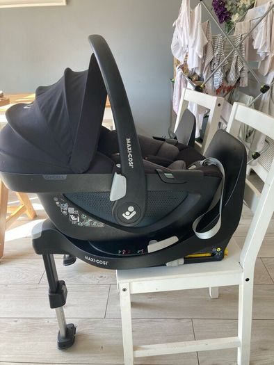 New born Maxi Cosi car seat + two isofix 360 bases