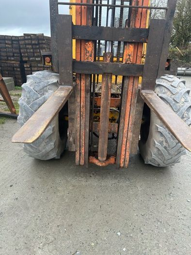 Rough terrain forklift