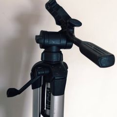 Adjustable Aluminium Camera Tripod Stand with Pan Head and Quick Release Plate