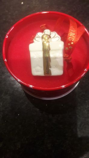 Beautiful belleek living mini gift box christmas tree decoration