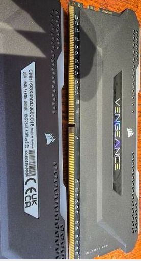 RAM Corsair Vengeance DDR4 8GB x2