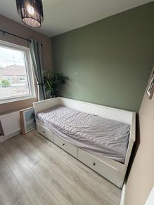 Day-bed w 3 drawers/2 mattresses